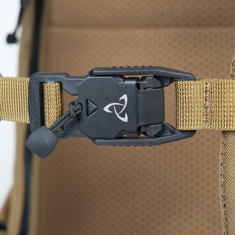 Carryology Dragon 2.0 - Coyote (Detail, Fidlock Buckle)
