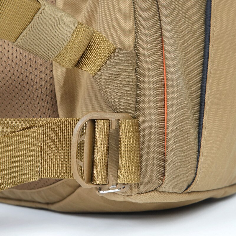 Carryology Dragon 2.0 - Coyote (Detail, Tensionlock Buckle)