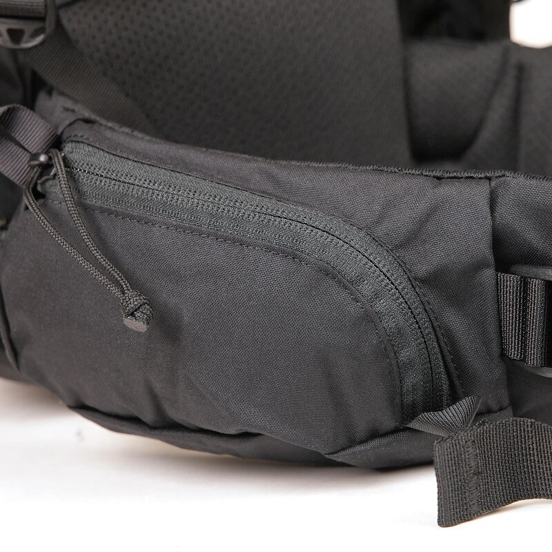 Coulee 20 - Black (Detail, Belt Pocket)