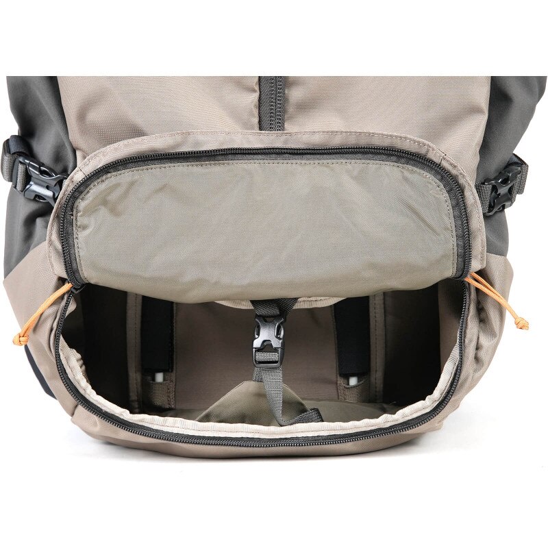 Coulee 40 - Stone (Detail, Sleeping Bag Compartment Open)